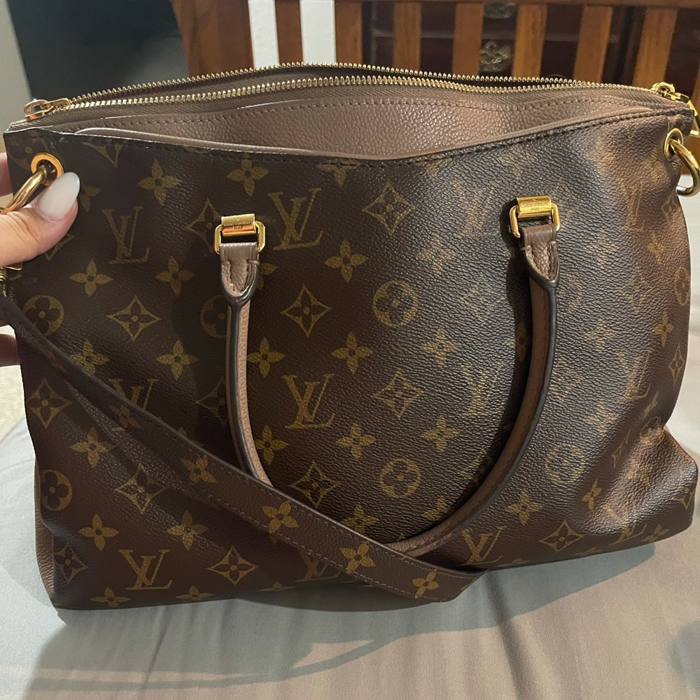 Authentic Louis Vuitton Pallas MM